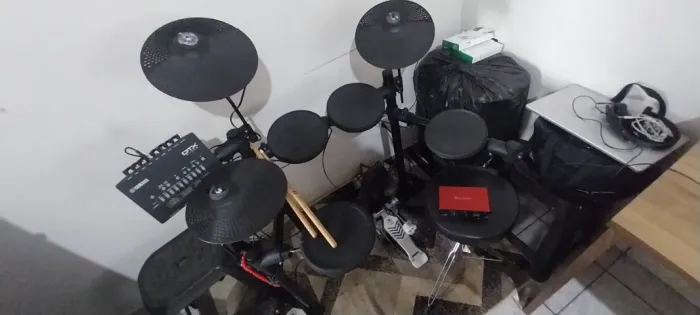 Bateria eletronica Yamaha DTX 452K + interface de audio scarlett 2i2 3gen Focusrate