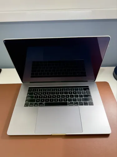MacBook Pro 15" 2019 - Intel i7 - 16GB RAM - 256GB SSD