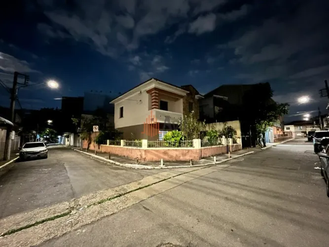 Sobrado Residencial 200m² com 4 quartos, 1 suíte e 4 vagas à Venda no Canindé