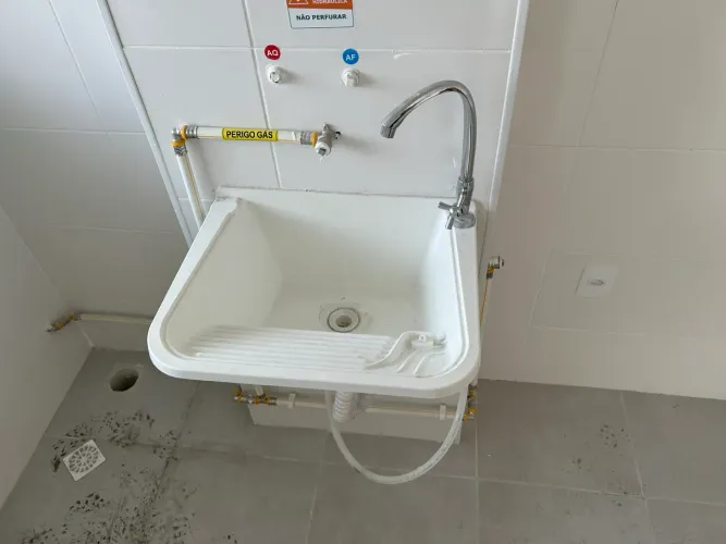 Tanque de lavar roupa branco com torneira, novo