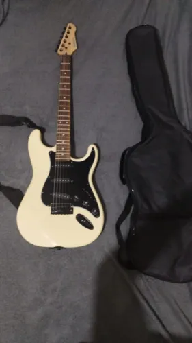 Kit guitarra modelo Stratocaster acompanha Capa em Nylon, Amplificador, Paletas e etc.