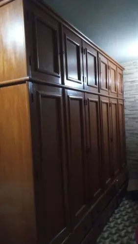 Guarda roupa de madeira maciça
