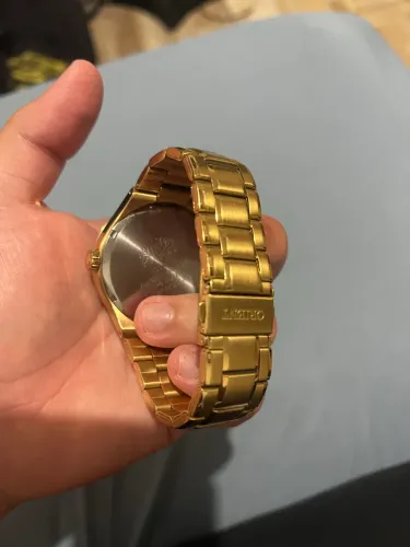 Relógio dourado