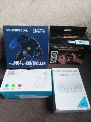 Lote caixas de controles de video games paralelos