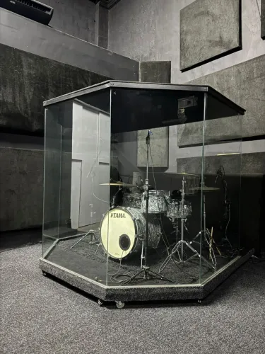 Aquário acústico para instrumento bateria