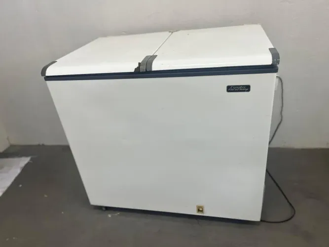 Vende-se freezer esmaltec 303 litros