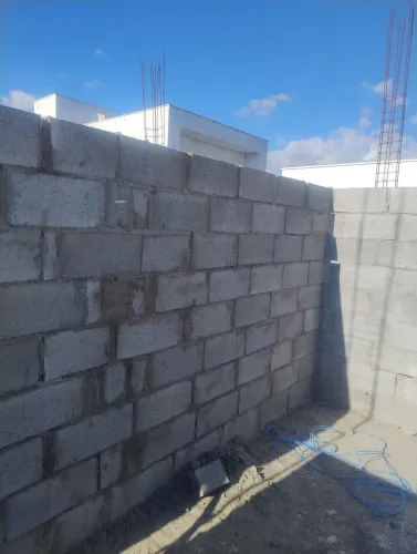 Vaga para pedreiro e ajudante