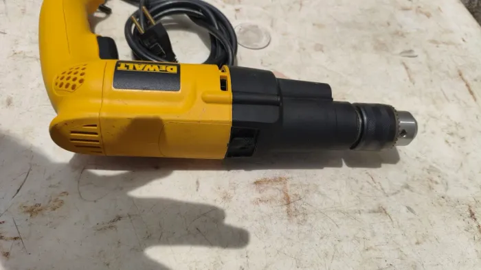 Vendo furadeira dwalt de 800 vts,pouca usada , valor 500