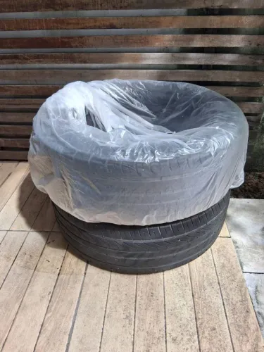 Pneus 225/55 R18 V98 bem conservado
