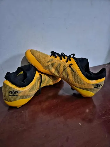 Chuteira original umbro, modelo velocita 6 premier - amarela - tamanho 43