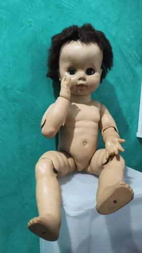 Boneco importado americano faz pose