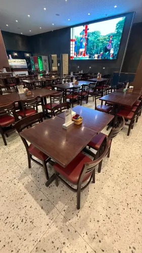 Mesa e cadeira para restaurante e bar DellaBruna