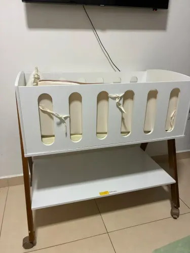 Vendo mini berço seminovo, apenas 4 meses de uso, sem avarias.