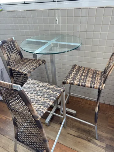 Mesa Bistrô com 3 Banquetas em Alumínio e Fibra Sintética - Excelente Estado