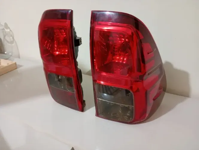 LANTERNA/Grade frontal/Triângulo de segurança novo PEÇAS ORIGINAIS HILUX 2021