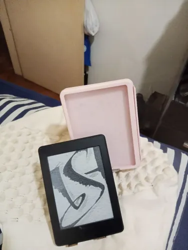 Desapego KindlePaperwhite + capa + 700 livros