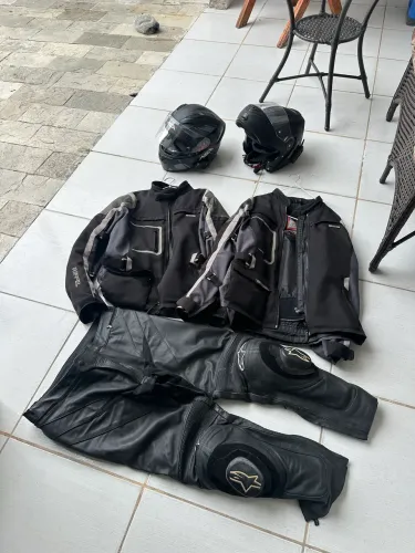 Promoção desse kit, capacete muitos novos, e roupa de motocicleta muito boa.