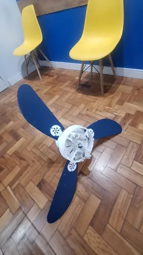 Ventilador de teto com controle remoto.