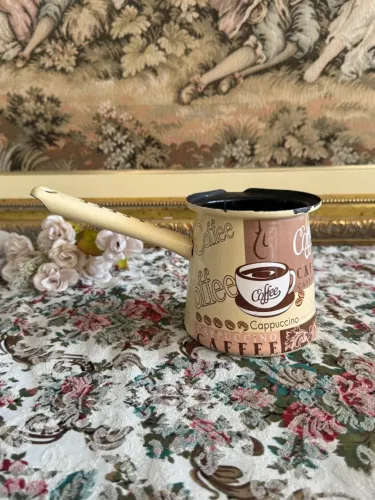  bule de café estilo turco (cezve) feito de esmalte, com uma estampa decorativa temática