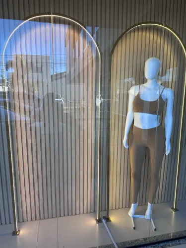 Aros dourados com led para vitrine de loja
