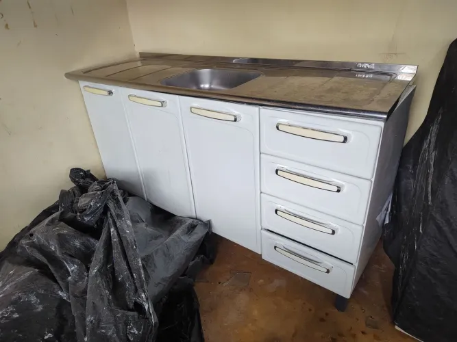 Pior de inox com bancada de armário 