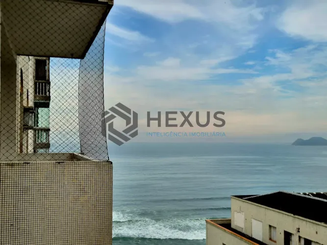 Apartamento com varanda vista mar a 1 quadra da praia nas Pitangueiras, Guarujá
