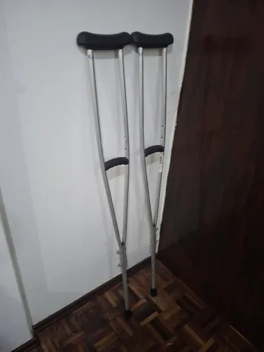 Par de Muletas Axilares em Alumínio (suporta até 100kg) - Com Regulagem de Altura