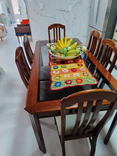 OPORTUNIDADE - MESA DE JANTAR DE 6 CADEIRAS COM ESTOFADO E TAMPÃO DE BLINDEX