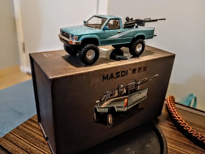 Miniatura Toyota Hilux RN80 azul Masdi 1/64