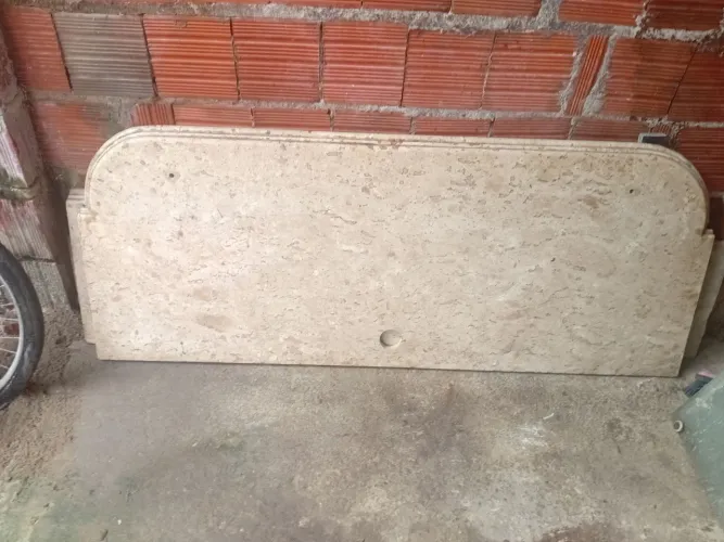 Pedra de mármore travertino,peças estão em bom estado,  sem trincado ou bocados na borda.