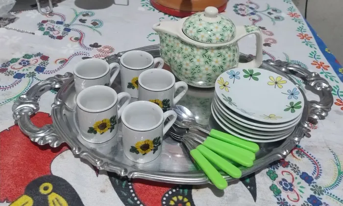 Jogo d café em porcelana, bandeja e colheres
