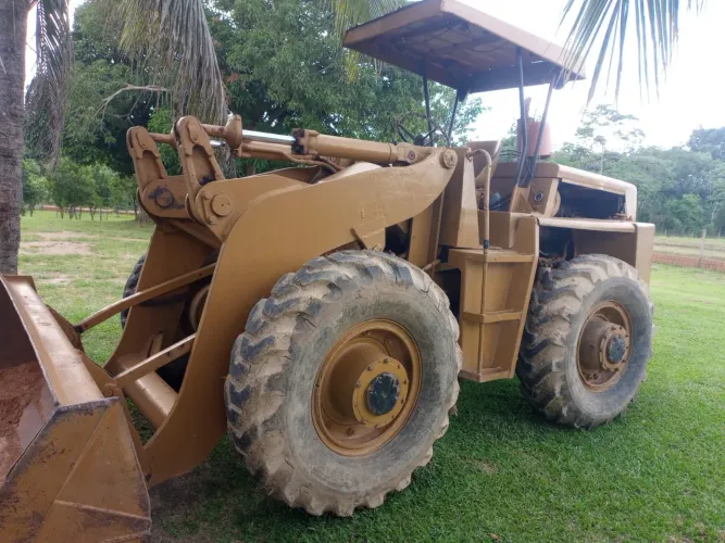 Vende-se essa pá carregadeira