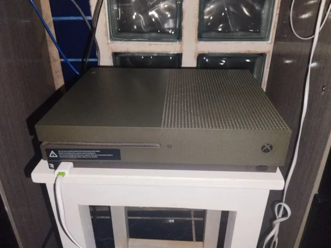 Vendo Xbox one S edição especial com controle