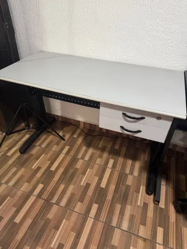 Mesa de Escritório com Gavetas