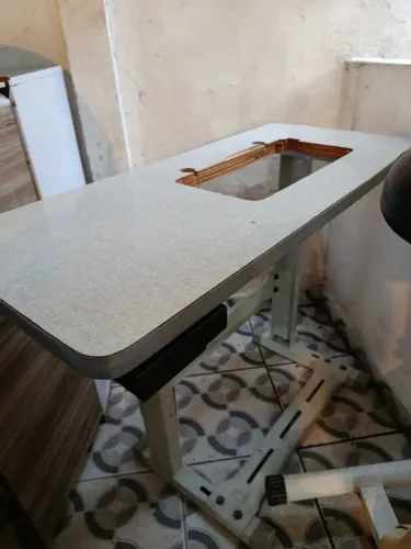 Mesa de máquina de costura reta