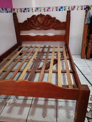 Cama de casal Angelim maciça - cabeceira entalhada