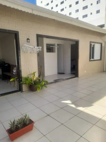 Edicula com 1 quarto, banheiro ,quintal amplo e cozinha gourmet com churrasqueira 
