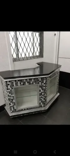 Balcão perfeito para vendas . Atrás tem gavetas para caixa e as portas estão todas boas