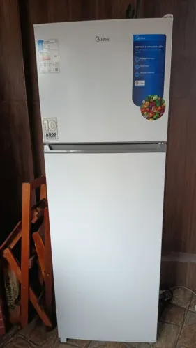 Vendo geladeira , 1 ano de uso e ainda está na garantia