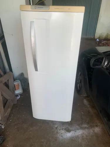 Vende-se geladeira 550 usada mas em bom estado ela é gelo seco