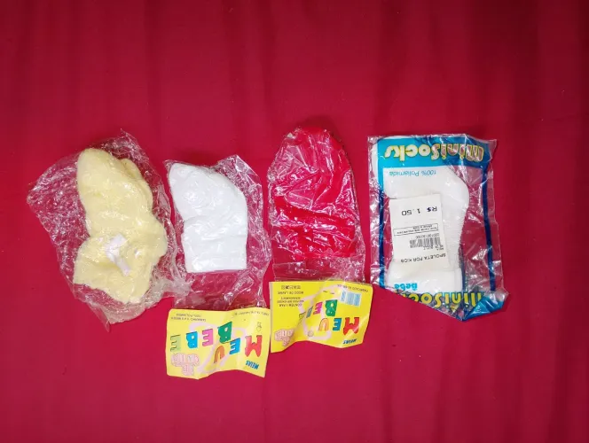 Kit com 2 roupinhas de pagão, 3 meias , 1 sapatinho .