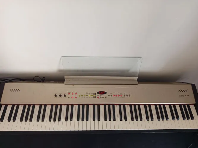 Piano top de linha da Roland dos ano 2000.
