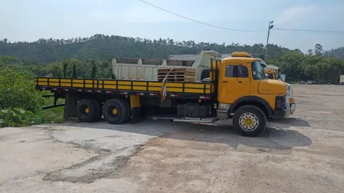 Mercedes-Benz L-1519 1975 Trucado 6x2 Cummins Série C Carroceria Aberta