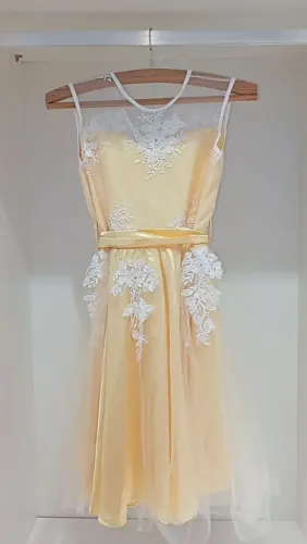 Vestido infantil amarelo com detalhes em renda 