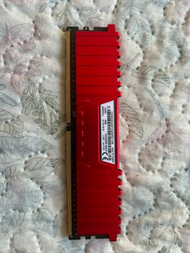 Memória RAM Corsair Vengeance LPX 8GB DDR4 2400MHz CL14 - Vermelha (CMK8GX4M1A2400C14R)