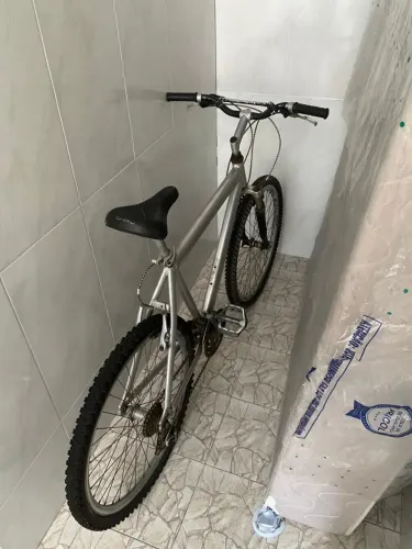 VENDO, BICICLETA TODA EM ALUMÍNIO DE MARCHA