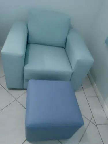 Sofá 1 lugar com puff em korino.