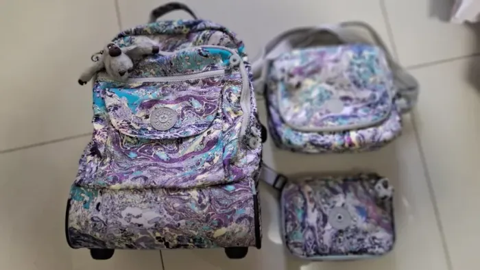 Conjunto de bolsa de rodinhas, lancheira e estojo Kipling (Originais)