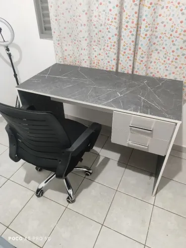 Mesa para estudo com cadeira giratório