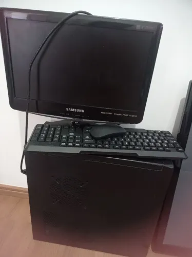 Vendo cadeira de escritório e computador 